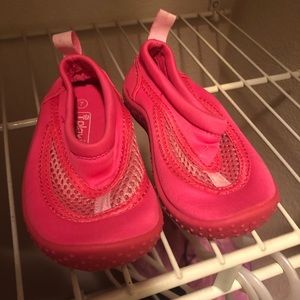 Toddler Girls size 7 water shoe